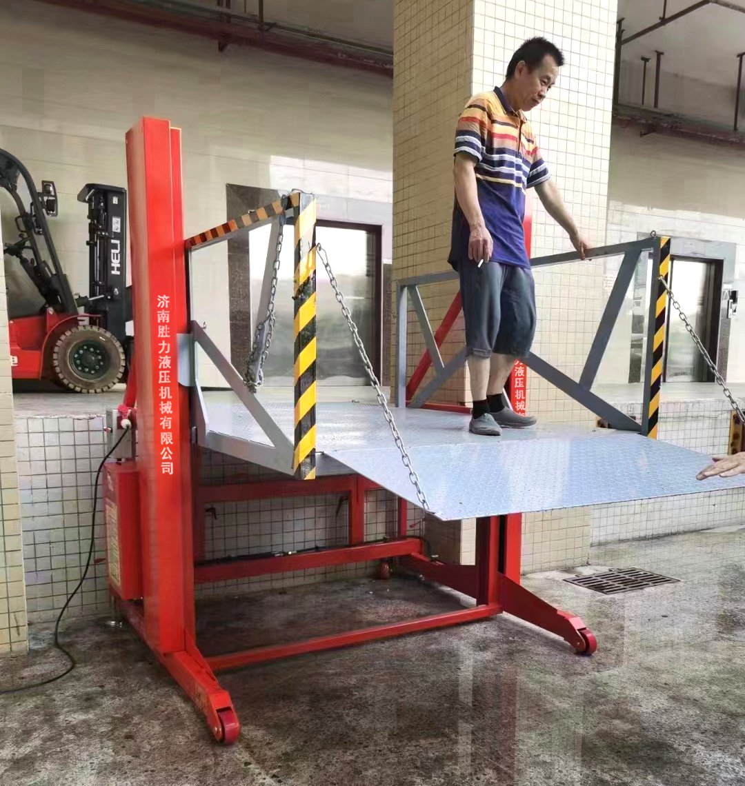 2噸移動(dòng)(dòng)裝卸平臺(tái)到達(dá)(dá)客戶(hù)現(xiàn)(xiàn)場(chǎng)